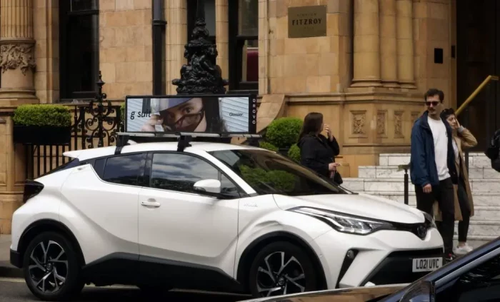 Drovo on-vehicle digital screen in London.